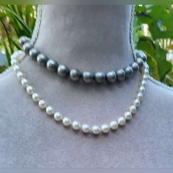 Vintage Faux Pearl Necklace (with free necklace) - Picture 2 of 9